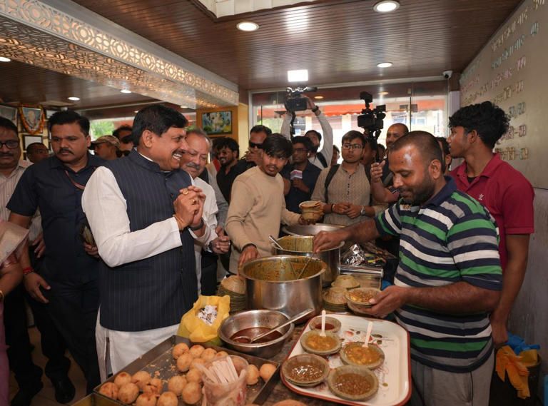 मोहन यादव ने काशी की कचौड़ी-जलेबी का स्वाद लिया, सादगी ने लोगों को मोहा