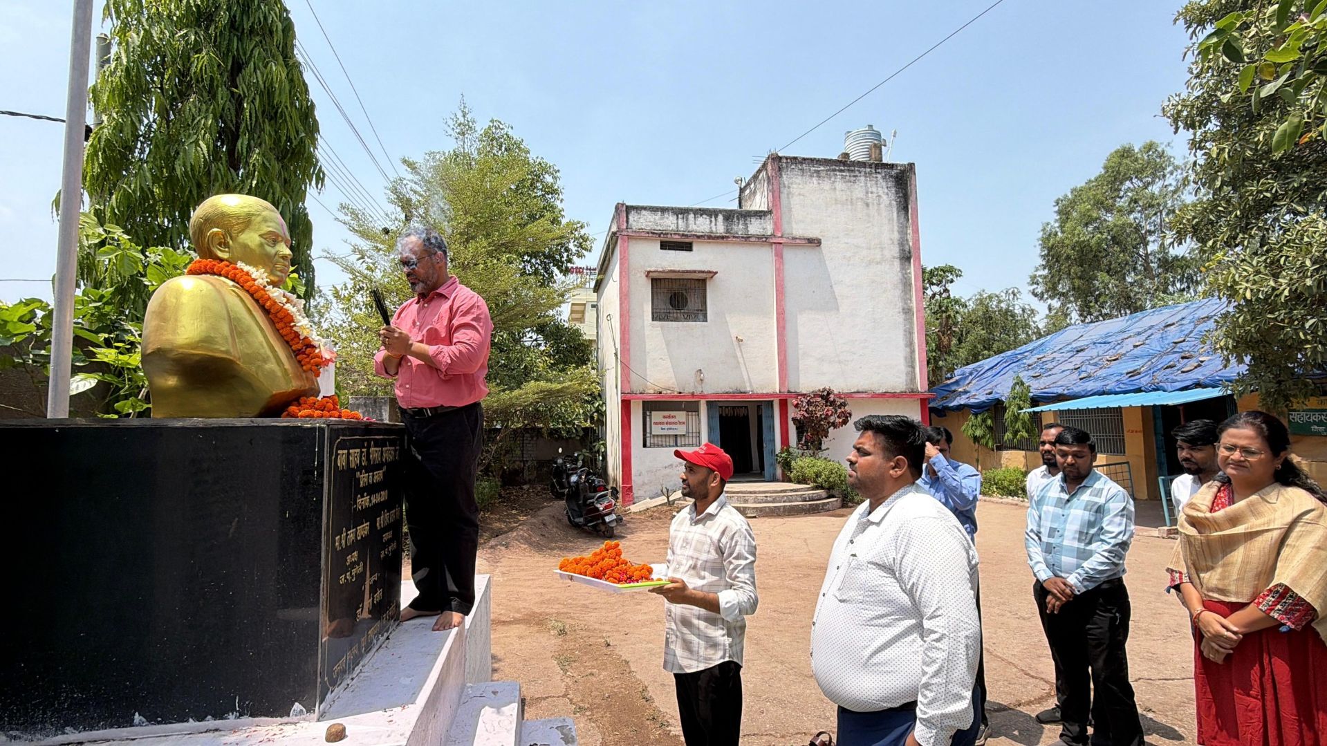 डॉ. अंबेडकर जयंती : कलेक्टर ने डॉ. अंबेडकर की प्रतिमा पर किया माल्यार्पण, समानता और न्याय का दिया संदेश