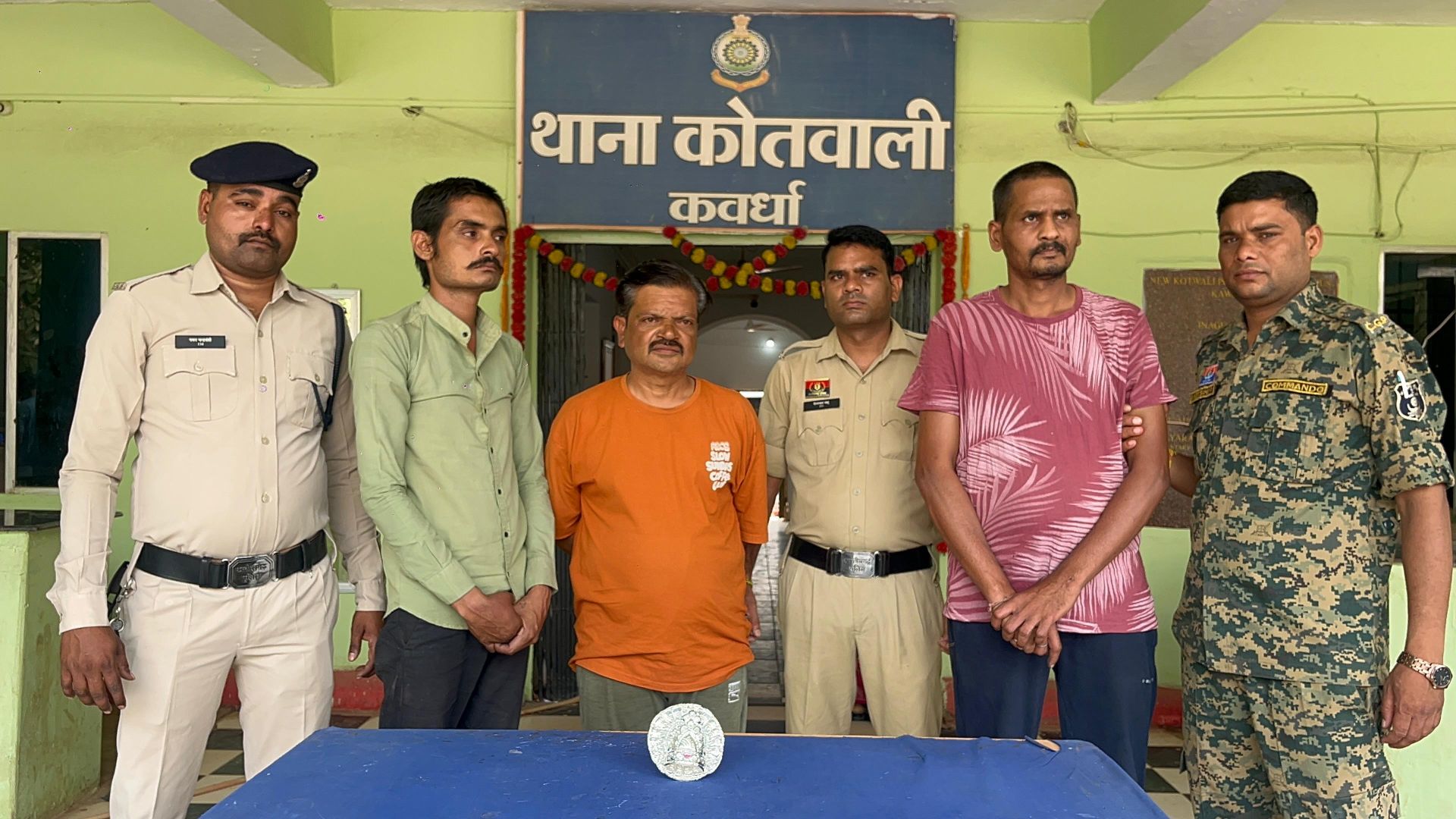 हनुमान जी महाराज की मूर्ति से मुकुट चोरी का  खुलासा 3 आरोपियो को किया गिरफ्तार, मुकुट भी बरामद