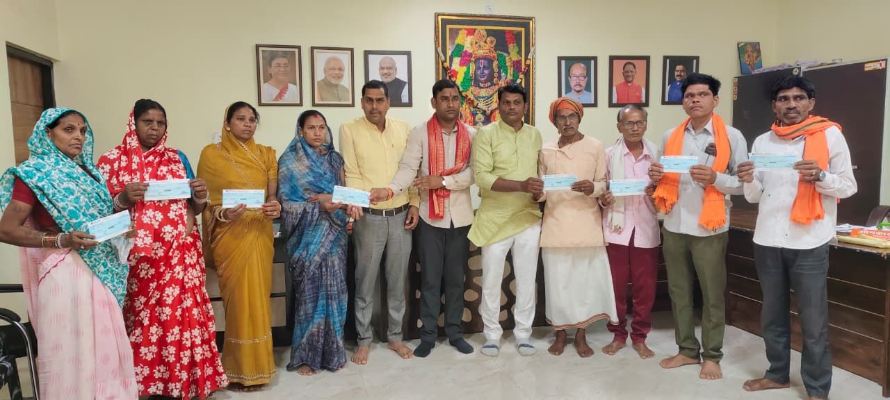 उप मुख्यमंत्री श्री विजय शर्मा के विशेष प्रयासों से कबीरधाम जिले के 872 जरूरतमंदों को मिली 97 लाख 5 हजार की आर्थिक सहायत