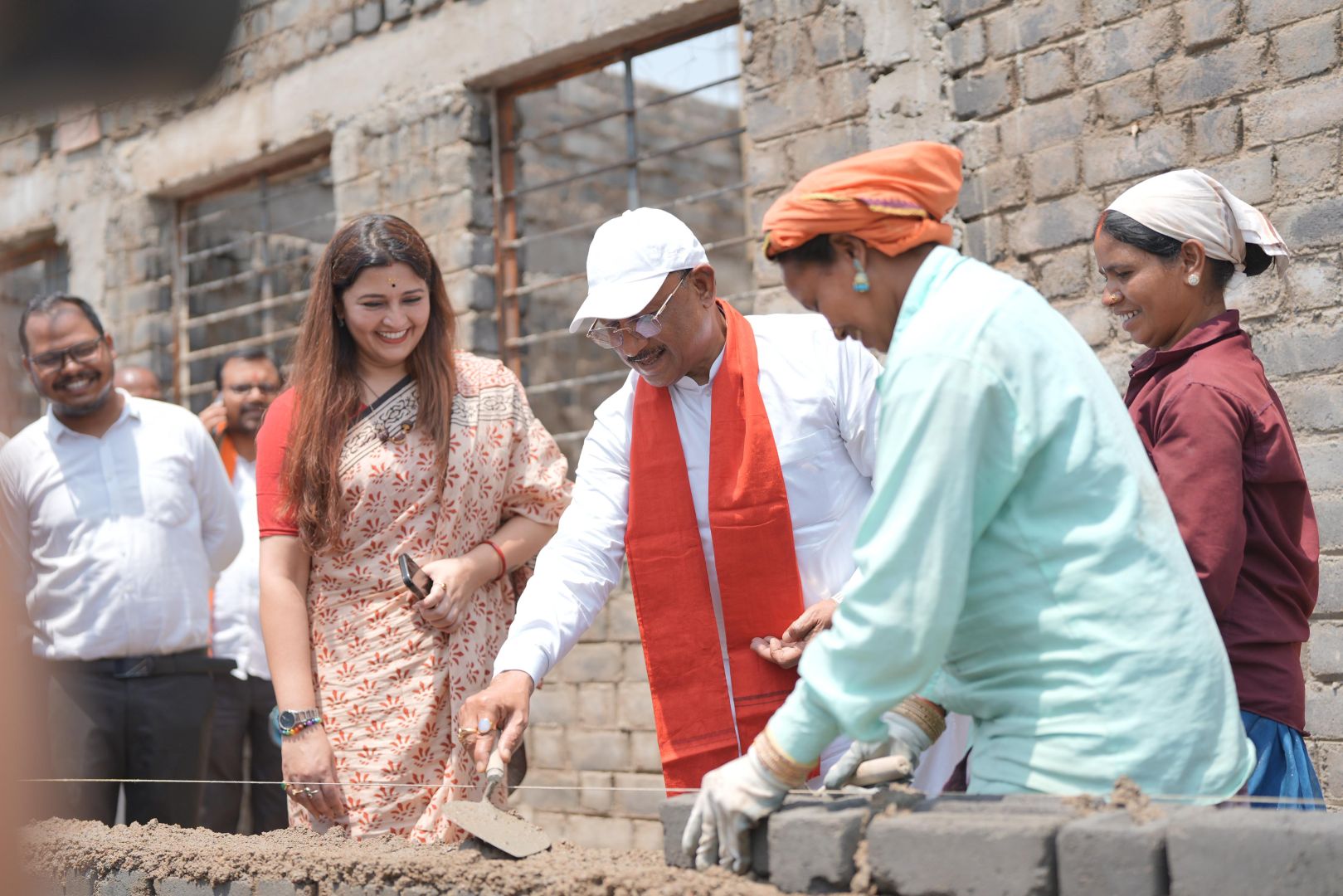 ईंट जोड़ाई अच्छे से करिए… मसाला बढ़िया से डालिए” - जब श्रमिक बहन ने मुख्यमंत्री को सिखाया काम