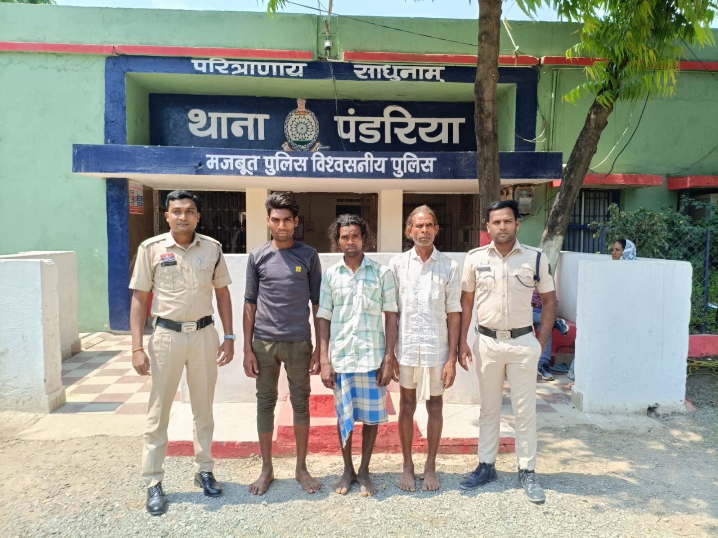 24 मवेशियों को क्रूरता पूर्वक ले जाते 03 आरोपी गिरफ्तार, बिना चारा-पानी पैदल हांककर ले जा रहे थे मध्यप्रदेश