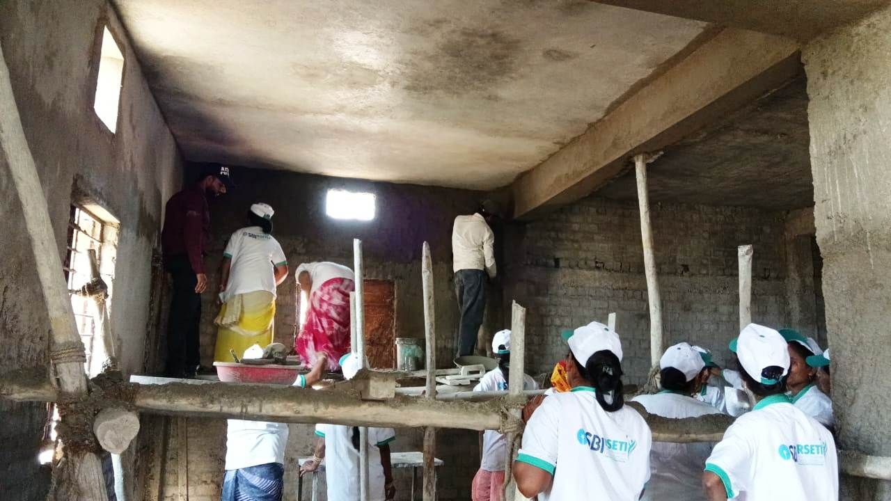 प्रोजेक्ट उन्नति अंतर्गत रानी मिस्त्री के रूप में प्रशिक्षित होकर ग्रामीण महिलाओं को मिला आजीविका का नया जरिया