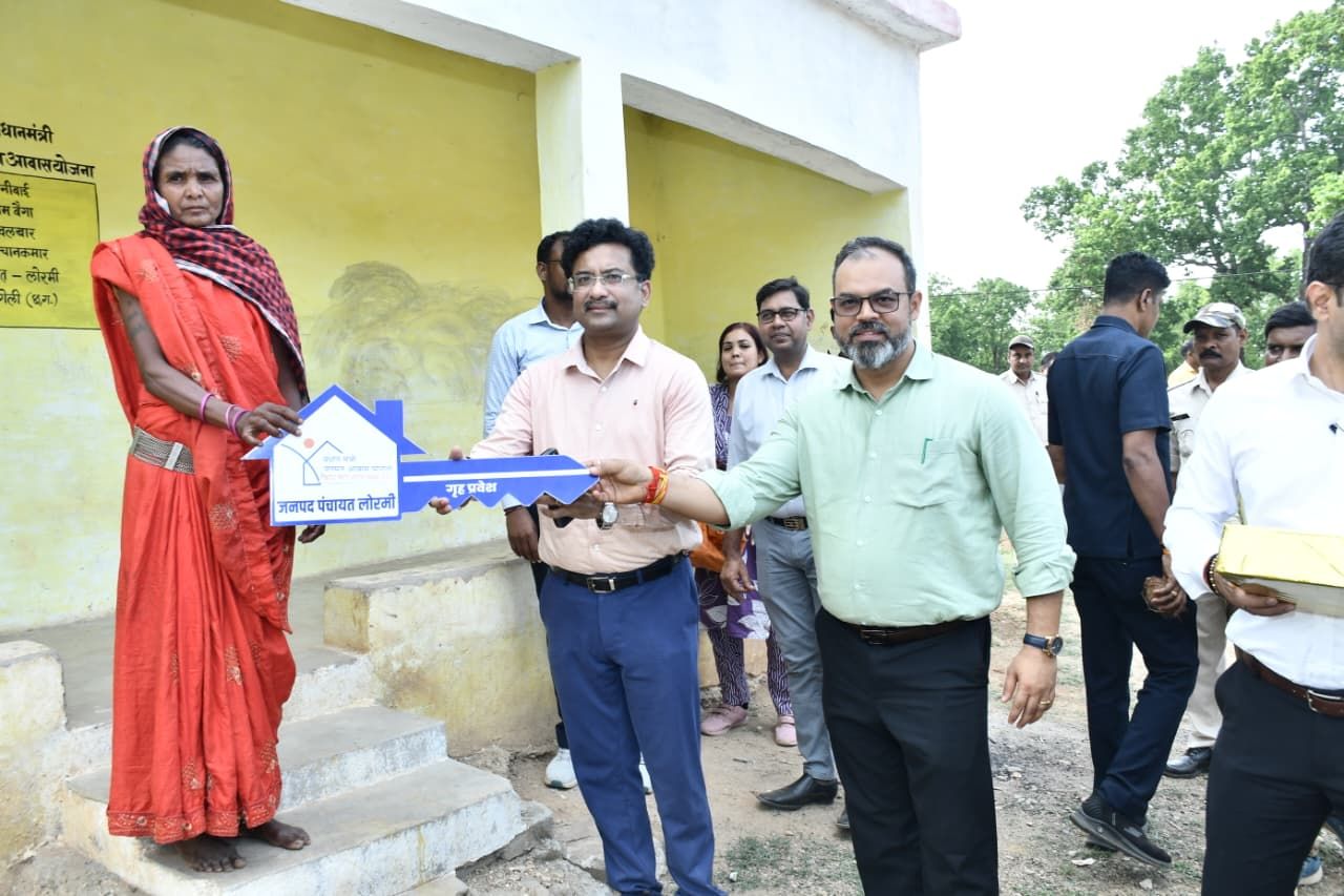 पीएम जनमन योजना से जनजातीय परिवार को मिला पक्के घर का सपना  प्रमुख सचिव श्री बोरा ने हितग्राही मुन्नीबाई को सौंपी आवास क