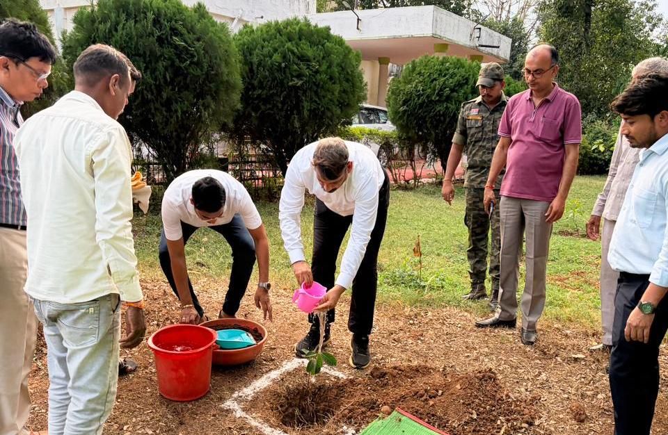 विश्व पर्यावरण दिवस पर कलेक्टर श्री गोपाल वर्मा ने किया पौधरोपण