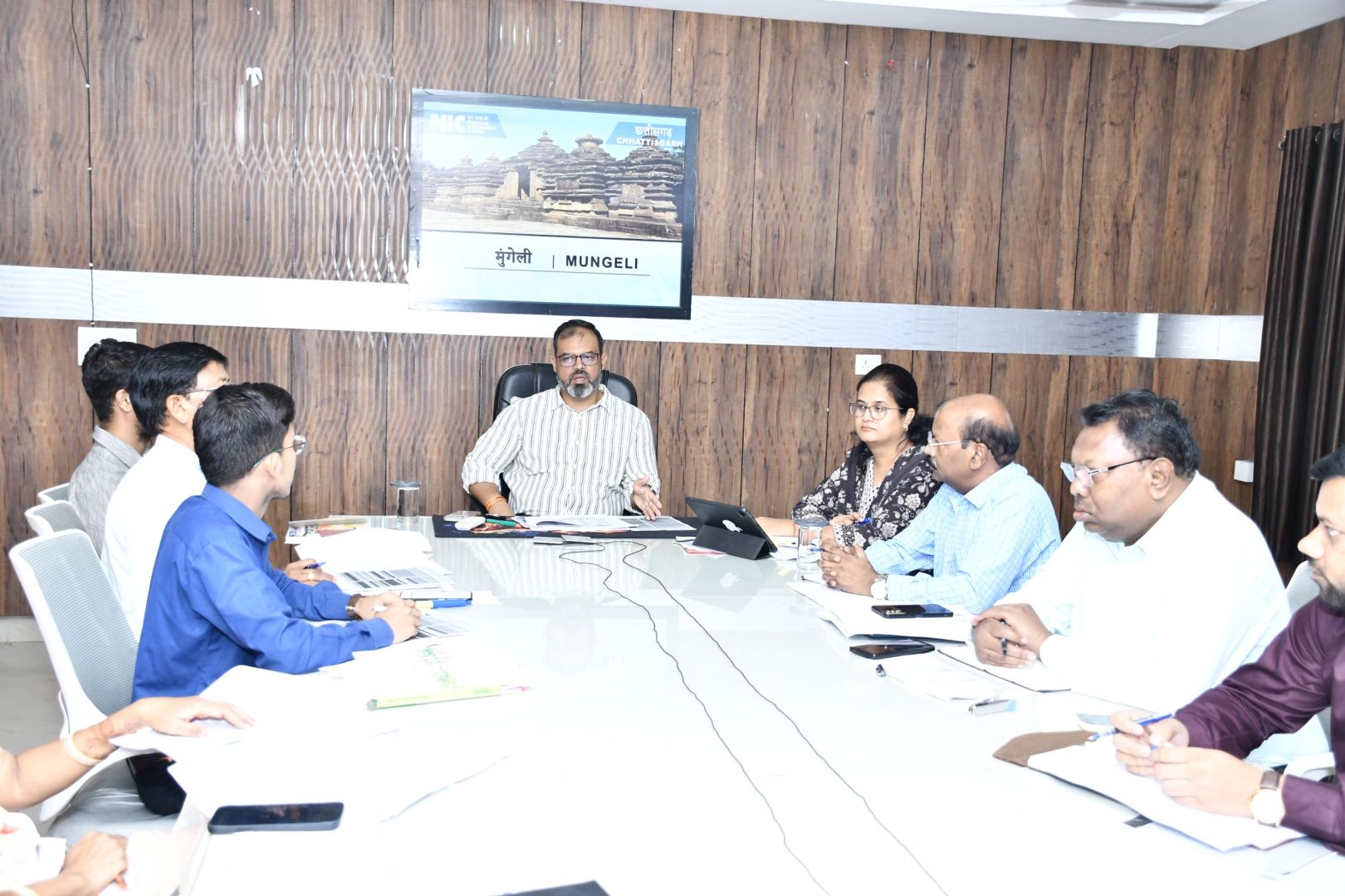 कलेक्टर ने खाद-बीज की उपलब्धता के संबंध में अधिकारियों की ली बैठक  किसानों को समय पर पर्याप्त  खाद बीज उपलब्धता सुनिश्चि