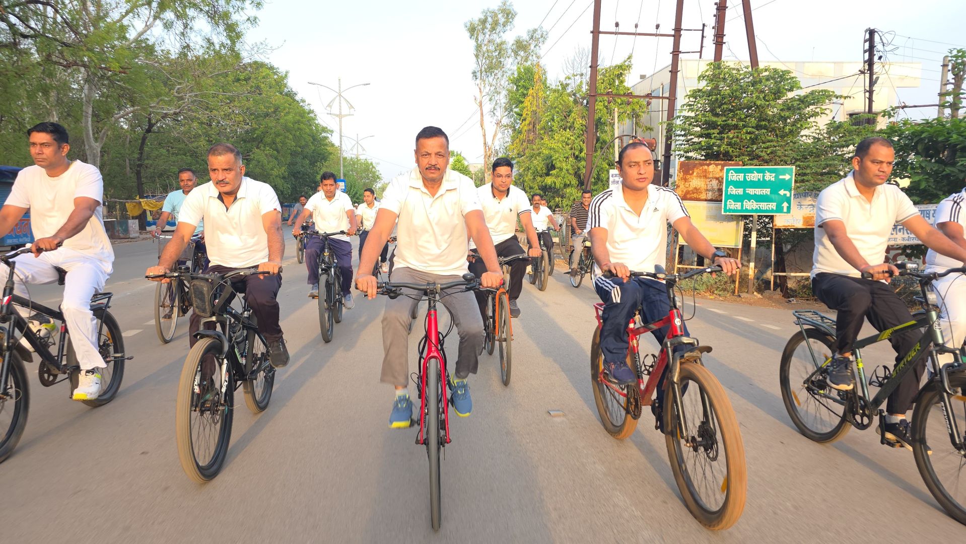 विश्व साइकिल दिवस पर कबीरधाम पुलिस का फिटनेस संदेश, पुलिस अधीक्षक धर्मेन्द्र सिंह के नेतृत्व में निकली साइकिल रैली"
