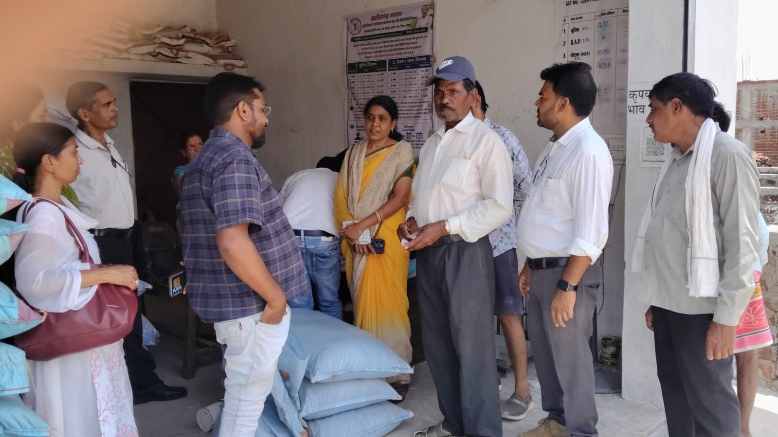 अनियमितता पाए जाने पर उर्वरक एवं दस्तावेज किया गया जब्त